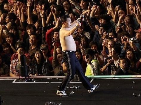 衛(wèi)視跨年?duì)庿B叔:多家電視臺(tái)搶鳥叔來跨年出場(chǎng)費(fèi)報(bào)價(jià)已超1000萬,PSY鳥叔有多火