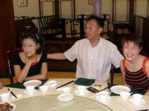 作家張賢亮包養5情人 寧夏西部影視城主席背景