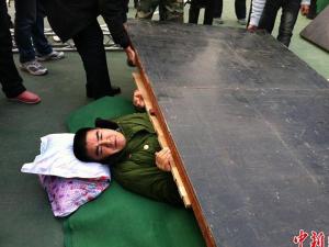 ?陳光標(biāo)表演胸口過汽車 號召公眾綠色出行