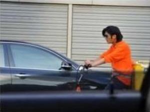 謝霆鋒送外賣：杭州街頭出現外賣哥酷似謝霆鋒