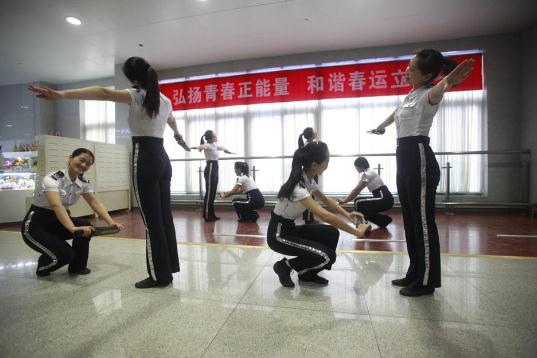 �����F·�ִ��\��Ů־Ը��¶���ȣ��RPС��ȹ��y�GĨ��������M�D