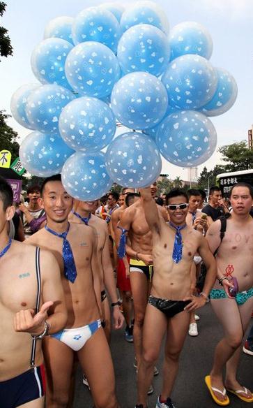臺灣5萬名同性戀大游行，呼吁同志要婚姻平權，也要伴侶多元