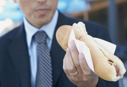 邊走路邊吃東西好嗎？早餐邊走邊吃的危害