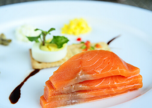 生吃三文魚(yú)？警惕食物中毒