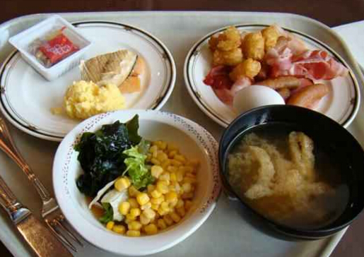 晚上喝味增湯減肥促睡眠！晚上吃什么食物好？