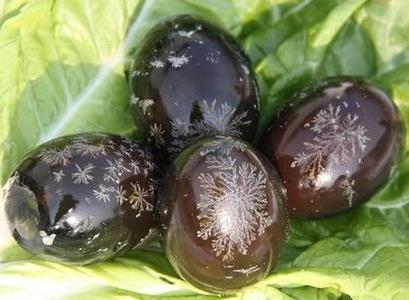 皮蛋切開后忌立即食用，吃皮蛋最好再配點醋