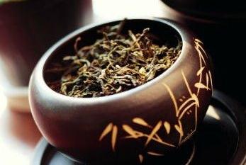 口臭吃什么好？七種食物去除口臭讓你吐氣，嚼嚼茶葉去口臭