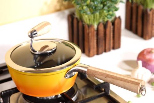 用不粘鍋來炒菜好嗎？炒菜用什么鍋好