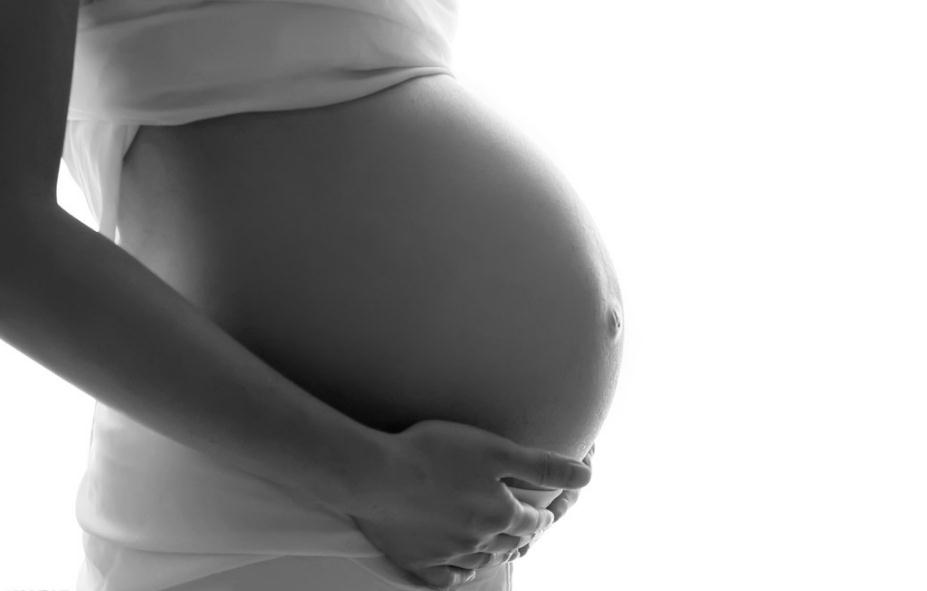 周工作超40小時或經常抬舉重物，難受孕！