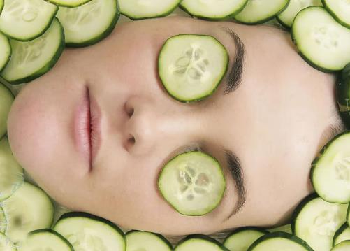 貼黃瓜片對皮膚有哪些好處？黃瓜面膜的制作方法