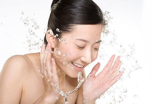 用什么洗臉最好？正確的洗臉方法六十歲都沒皺紋