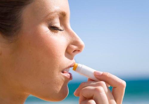 秋季嘴唇易干裂脫皮怎么辦？如何保養(yǎng)嘴唇？唇部保養(yǎng)方法