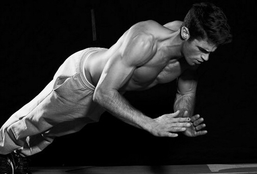 女性俯臥撐的正確做法-女性做俯臥撐的好處