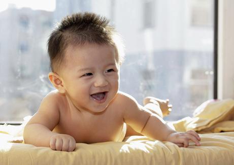 嬰兒曬太陽(yáng)的好處-寶寶應(yīng)該如何曬太陽(yáng)