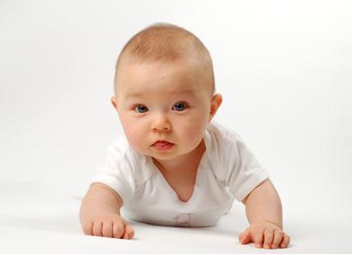 寶寶幾個月會爬行？家長如何訓練寶寶學爬行