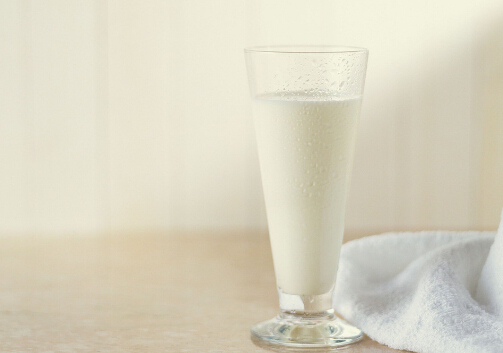 寶寶多大可以喝牛奶？寶寶喝牛奶過敏腹脹怎么辦？