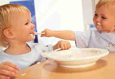 寶寶喝酸奶好嗎?喝酸奶有益于寶寶健康