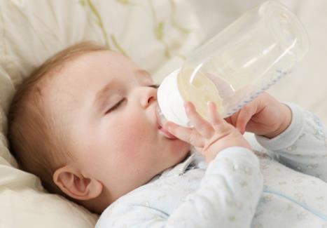 寶寶喂養誤區：初生兒吸奶嘴比吸乳頭好