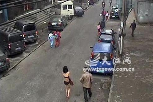 南昌吸毒男子吸毒后扒光女子衣服游街，民警用鋼叉制服