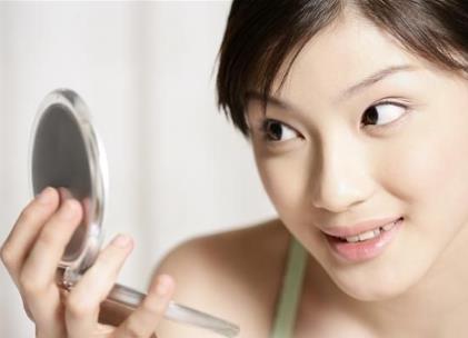 照鏡子比真實的自己好看?專家稱心情好更加分