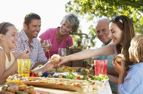 餐桌上最基本的禮儀:就座離席餐巾的使用等