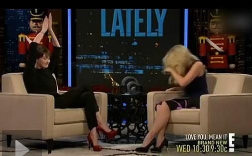 海瑟薇脫口秀節目自曝與“007”隔空對罵，網友大評“二姑娘”