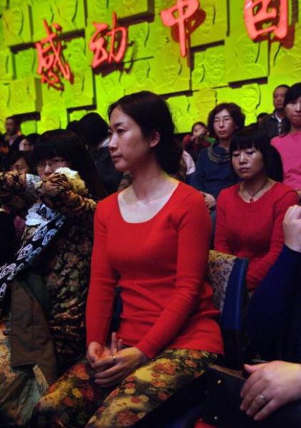 芙蓉姐姐著大紅衣現(xiàn)身《感動(dòng)中國(guó)》，遭神秘男摸大腿露鄙視表情