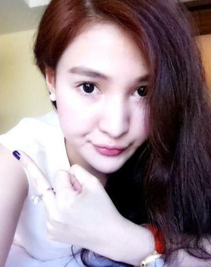 郭美美微博傳豎中指照，聲稱“不好欺負”要讓某些人沒臉活，網友評顫抖吧干爹們。