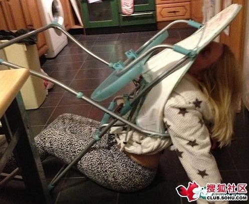 英國牛津一女子醉酒后嘗試坐進兒童椅，屁股大被卡住了難脫身