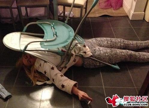 英國牛津一女子醉酒后嘗試坐進兒童椅，屁股大被卡住了難脫身