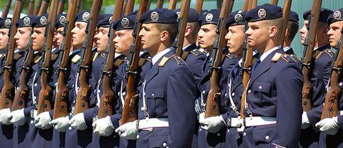 德國軍隊精英警衛營男兵染怪病男性乳房發育癥，訓練刻苦刺激胸部瘋長軍方調查(圖)