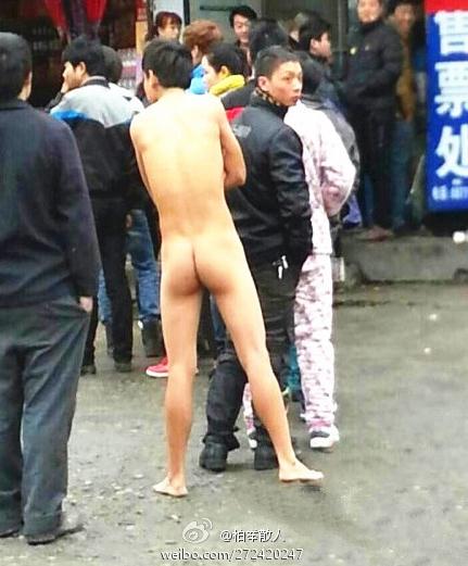 春運如何能快速買火車票回家？溫州一裸男排隊買票被派出所遣送回家