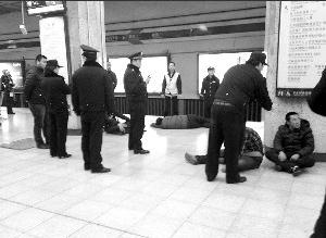 4男子北京地鐵上群毆，從北京站打到朝陽門，乘客怕誤傷讓出1節(jié)車廂
