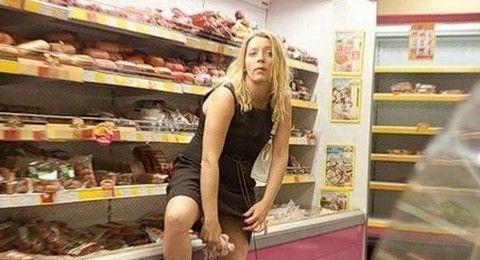 超市雷人一幕:強悍美女偷雞整只塞入陰道全過程