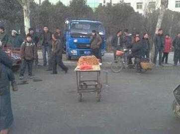 洛陽切糕黨公路攔車強賣切糕1刀下去550元，坑爹的強買強賣還要協商解決