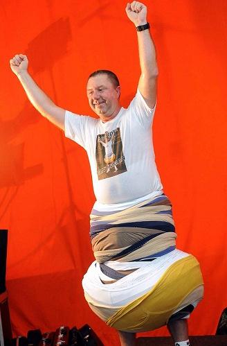 英國男子克雷格穿上302條內褲沖擊世界吉尼斯紀錄