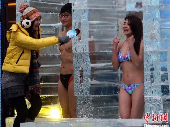 耐寒奇人長沙街頭挑戰人類耐寒極限，比基尼美女體驗“冰凍”