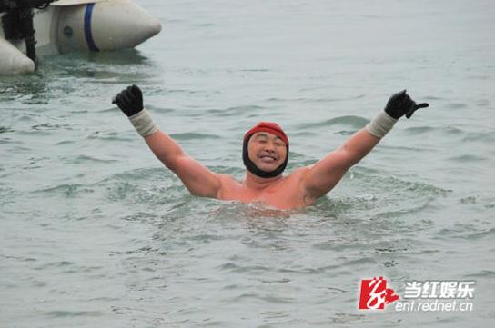 耐寒奇人長沙街頭挑戰人類耐寒極限，比基尼美女體驗“冰凍”