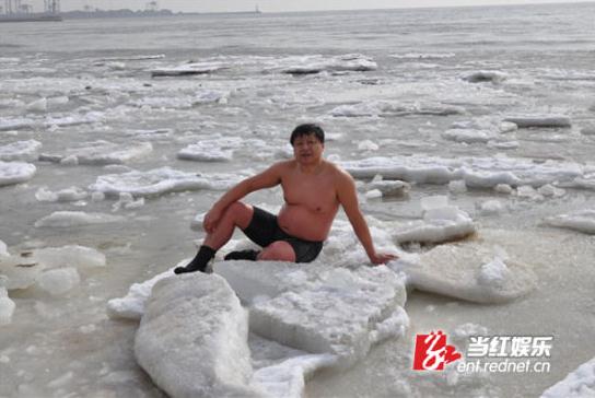 耐寒奇人長沙街頭挑戰人類耐寒極限，比基尼美女體驗“冰凍”