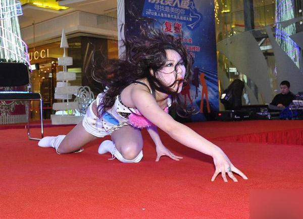 奇葩靚女子豹紋內衣外露，披頭散發跪地狂演“獅子舞”(組圖)