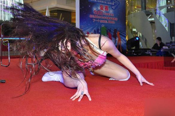 奇葩靚女子豹紋內衣外露，披頭散發跪地狂演“獅子舞”(組圖)