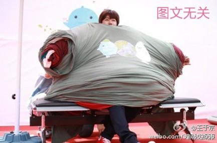 外籍男子為省超重托運費穿60件衣服9條牛仔褲廣州機場登機