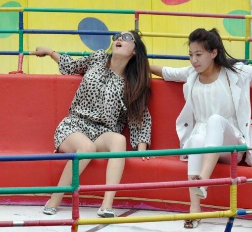 美女你的小手放哪里去了，逛街伸進內褲要注意形象啊