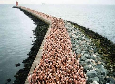 十八萬人集體群裸場面壯觀，將藝術(shù)進行到底與色情決無關(guān)系