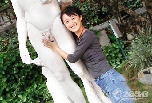 邪惡搞笑內涵圖:搞怪達人與雕像“銷魂”不雅合影照(組圖)