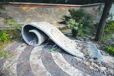 網曝紫金山麓現史上最貴“天價”狗墓，官方回應：狗墓系雕像遭業主曲解