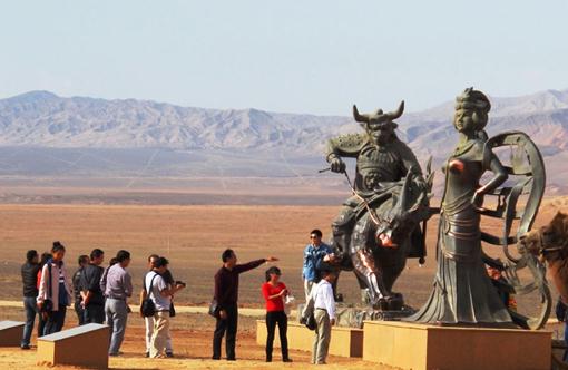 新疆“鐵扇公主”雕塑胸脯遭游客摸至掉色，牛魔王鼻子失色