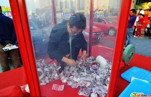 哥洗的是“金錢浴”，山東日照汽車展商家推“金錢浴”促銷