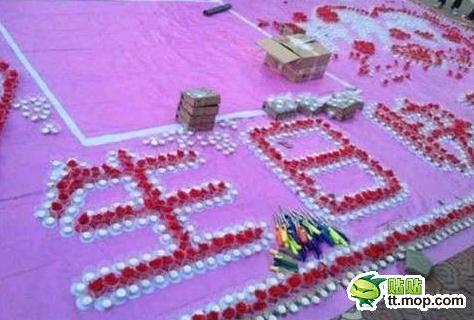 吊絲能逆襲么?男子赴大學點3千支蠟燭求婚,保安花半小時吹滅