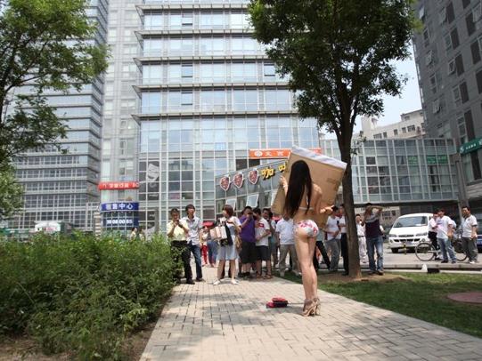 妙齡女郎當眾脫衣舉起“要加薪”的牌子，碉堡了，對面寫字樓女白領脫光求老板加薪